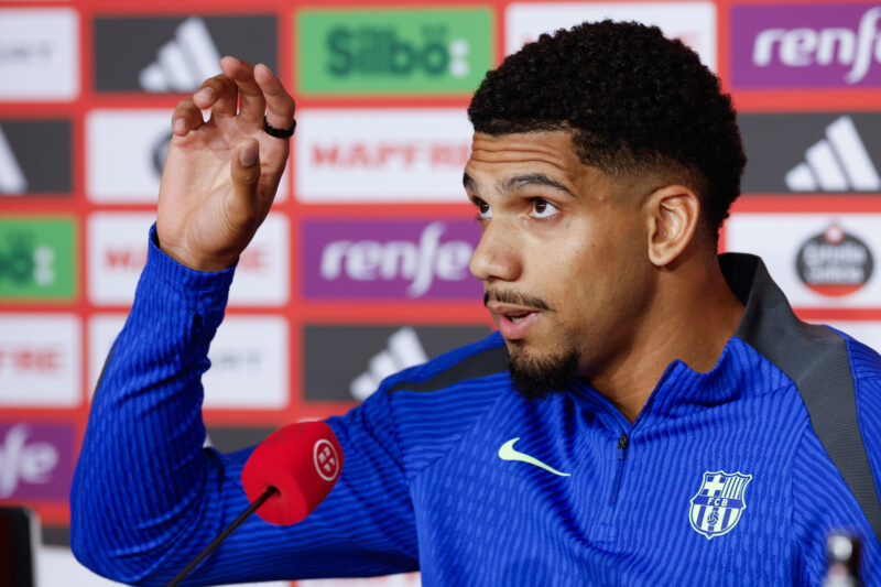 El defensa uruguayo del Barcelona, Ronald Araújo, durante la rueda de prensa ofrecida este viernes en Sevilla, en la víspera de la final de la Copa del Rey de fútbol que enfrenta a su equipo al Real Madrid en el estadio de la Cartuja. EFE/ Julio Muñoz