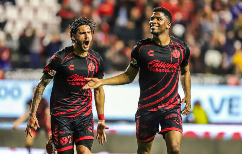 Jesús Gómez (i) y José Zúñiga de Tijuana (d) celebran un gol durante un partido celebrado en el estadio Caliente de la ciudad de Tijuana en el estado de Baja California (México). EFE/ Alejandro Zepeda