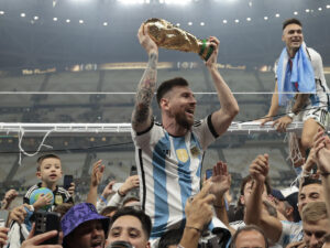 Lionel Messi de Argentina celebra el título Mundial en el estadio de Lusail (Catar) en foto de archivo de Juan Ignacio Roncoroni