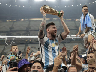 Lionel Messi de Argentina celebra el título Mundial en el estadio de Lusail (Catar) en foto de archivo de Juan Ignacio Roncoroni
