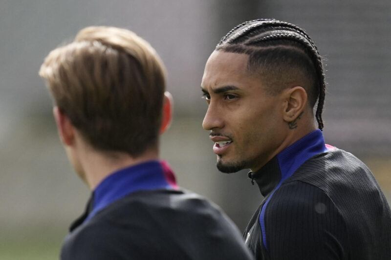 ¡Ter Stegen pierde la capitanía del Barça por rebeldía médica! -Los jugadores del FC Barcelona, Frenkie de Jong (i) y Raphinha (d).durante el entrenamiento que realiza la plantilla barcelonista en la ciudad deportiva Joan Gamper para preparar el partido de liga que disputarán mañana ante el Real Betis Balonpié en el Estadio Olímpico Lluís Companys.EFE/ Enric Fontcuberta