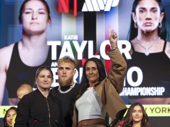 La irlandesa Katie Taylor (i) y la puertorriqueña Amanda Serrano (d) posan junto al influencer estadounidense Jake Paul (c). EFE/SARAH YENESEL