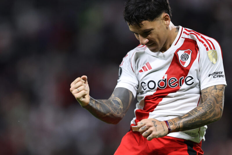 Sebastián Driussi de River Plate celebra un gol ante Independiente del Valle en un partido de la fase de grupos de la Copa Libertadores. EFE/ José Jácome