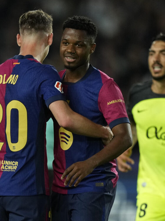 Los jugadores del FC Barcelona Dani Olmo (i) y Ansu Fati (c) durante el partido de la jornada 33 de LaLiga que FC Barcelona y RCD Mallorca disputan hoy martes en el Estadi Olímpic Lluís Companys, en Barcelona. EFE/Enric Fontcuberta.