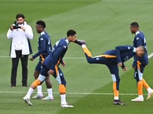 Los jugadores del Real Madrid Vinicius (i), Bellingham (2i), Mbappé (2d) y Alaba (d) durante el entrenamiento realizado este martes en la Ciudad Deportiva de Valdebebas, donde el equipo prepara el partido de Liga que disputa mañana miércoles ante el Getafe. EFE/Fernando Villar