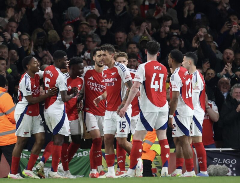 Los jugadores del Arsenal celebran un gol durante el partido de la Premier League que han jugado Arsenal y Fulham en Londres, Reino Unido. EFE/EPA/ANDY RAIN