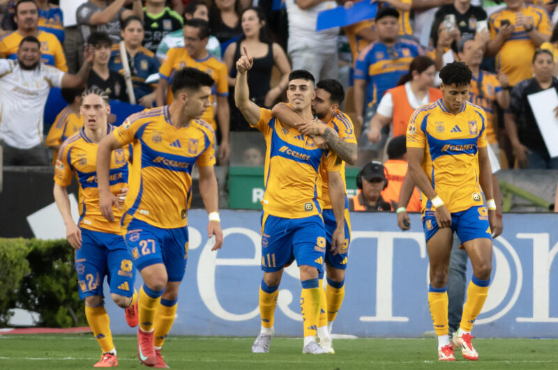 Juan Brunetta (c) de Tigres celebra un gol durante un partido en el estadio Universitario en Monterrey (México). Archivo. EFE/ Miguel Sierra