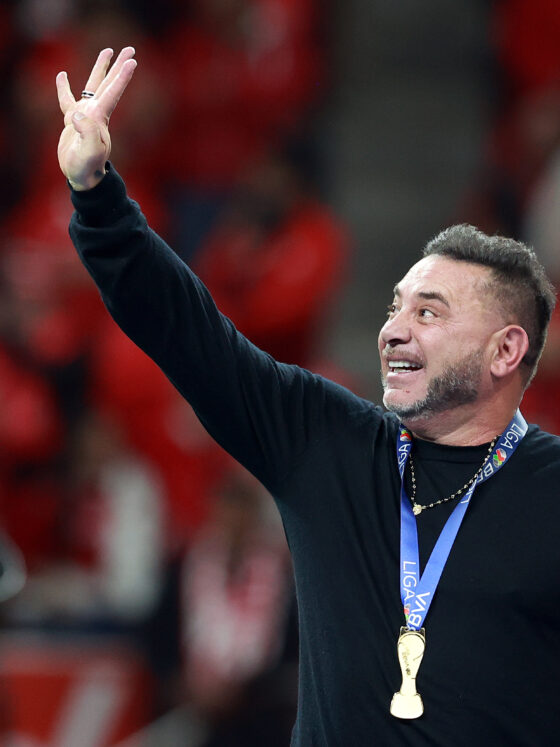 MEX3160. TOLUCA (MÉXICO), 25/05/2025.- El entrenador del Toluca Antonio Mohamed celebra este domingo, tras obtener el campeonato en un partido de la final del Torneo Clausura 2025 de la Liga MX entre Toluca y América, en el estadio Nemesio Díez en Toluca (México). EFE/ Alex Cruz