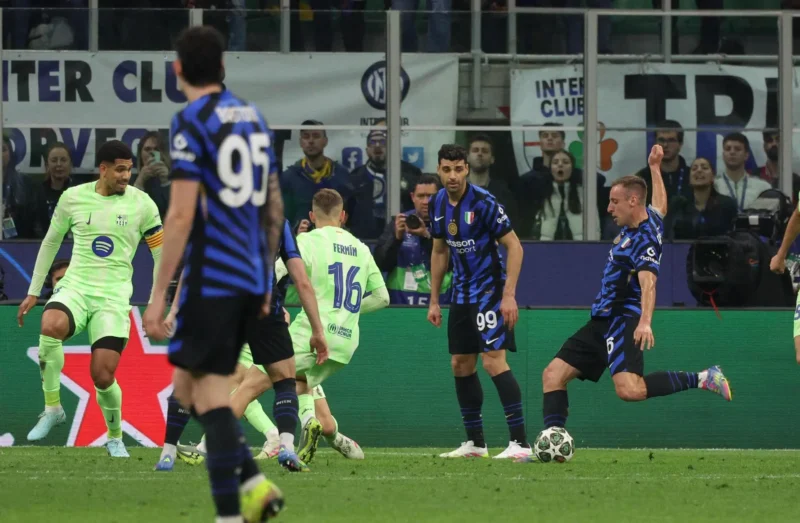 MILAN (Italy), 06/05/2025.- FC Inter's Davide Frattesi (R) scores the 4-3 goal during the UEFA Champions League semifinal 2nd leg soccer match between Inter Milan and FC Barcelona, in Milan, Italy, 06 May 2025. (Liga de Campeones, Italia) EFE/EPA/ROBERTO BREGANI
