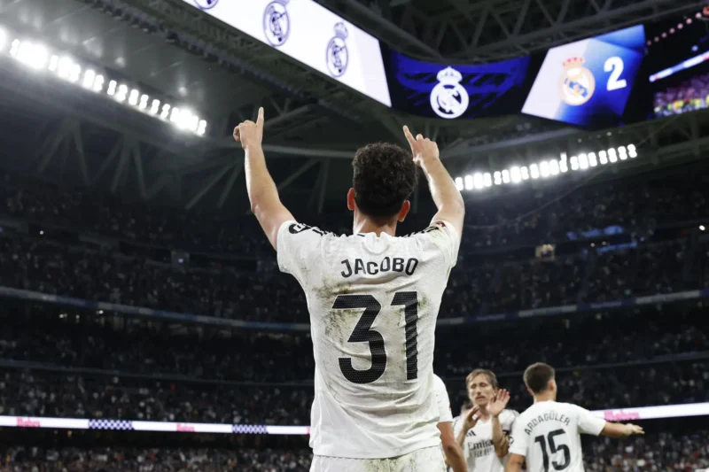 MADRID, 14/05/2025.- El defensa del Real Madrid Jacobo Ramón Naveros celebra su gol durante el partido de la jornada 36 de LaLiga de fútbol que Real Madrid y RCD Mallorca disputan este miércoles en el estadio Santiago Bernabéu. EFE/Chema Moya