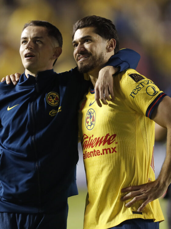 MEX2638. CIUDAD DE MÉXICO (MÉXICO), 18/05/2025.- Alvaro Fidalgo (i) y Henry Martín de América celebran un triunfo ante Cruz Azul este domingo, al final de un partido de vuelta por las semifinales del Torneo Clausura 2025 de la Liga MX en el estadio Ciudad de los Deportes en Ciudad de México (México). EFE/ Isaac Esquivel