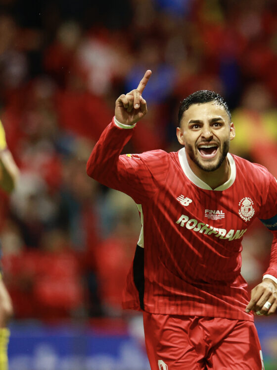 MEX3160. TOLUCA (MÉXICO), 25/05/2025.- Alexis Vega del Toluca celebra un gol este domingo, en un partido de la final del Torneo Clausura 2025 de la Liga MX entre Toluca y América, en el estadio Nemesio Díez en Toluca (México). EFE/ Felipe Gutiérrez