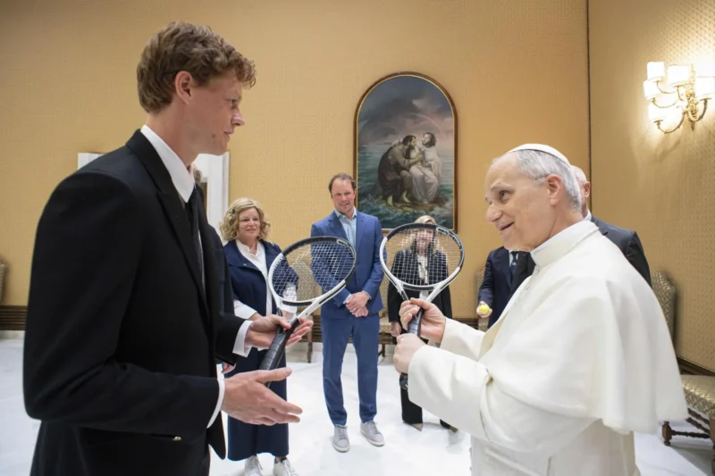 VATICAN CITY (Vatican City State (Holy See)), 14/05/2025.- A handout photo made available by the Vatican Media shows Italian tennis player Jannik Sinner giving a tennis racket to the Pope Leo XIV in Vatican City, 14 May 2025. (Papa, Tenis) EFE/EPA/VATICAN MEDIA HANDOUT EDITORIAL USE ONLY/NO SALES