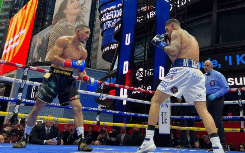 Teófimo López ante Arnold Barbosa Jr./ X: @DAZNBoxing