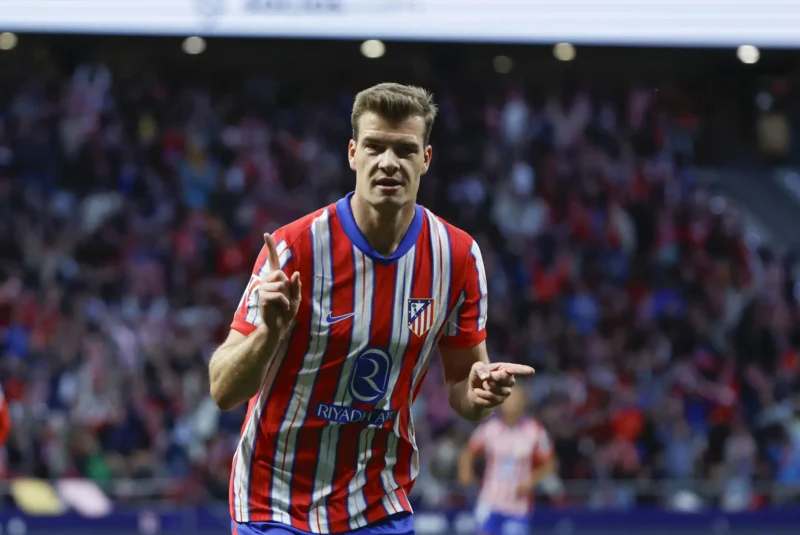 MADRID, 10/05/2025.- El delantero del Atlético de Madrid Alexander Sørloth celebra su cuarto gol contra la Real Sociedad, durante el encuentro correspondiente a la jornada 35 de Laliga EA Sports que disputan hoy sábado Atlético de Madrid y Real Sociedad en el Riyadh Air Metropolitano en Madrid. EFE / Juanjo Martín.