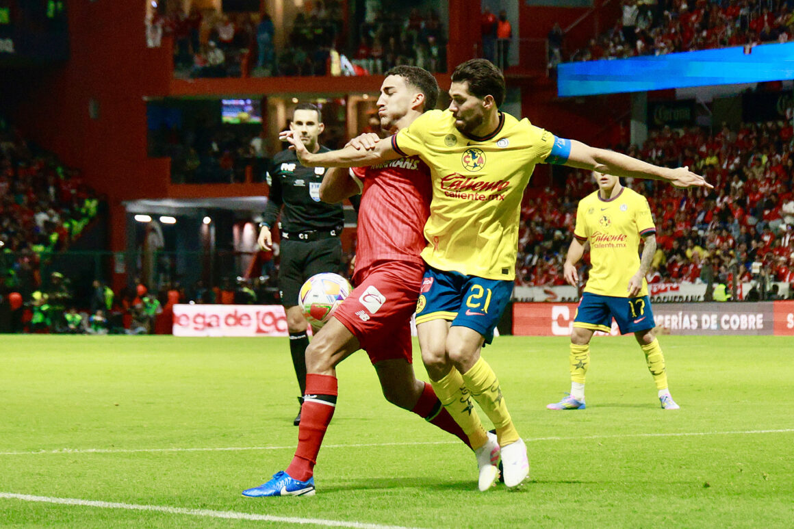 MEX3160. TOLUCA (MÉXICO), 25/05/2025.- Andrés Pereira (i) de Toluca disputa un balón con Henry Martín de América este domingo, en un partido de la final del Torneo Clausura 2025 de la Liga MX entre Toluca y América, en el estadio Nemesio Díez en Toluca (México). EFE/ Felipe Gutiérrez
