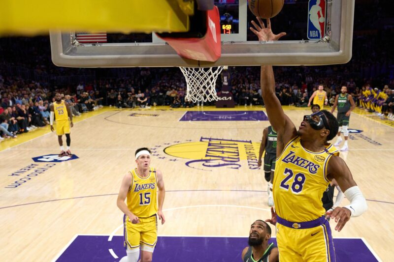 NBA: Timberwolves fulminan a los Lakers de Doncic Rui Hachimura (d) de Los Angeles Lakers encesta durante la primera mitad del quinto partido de la primera ronda de los playoffs de la NBA entre los Minnesota Timberwolves y Los Angeles Lakers en Los Ángeles, California, EE.UU. EFE/EPA/ALLISON DINNER