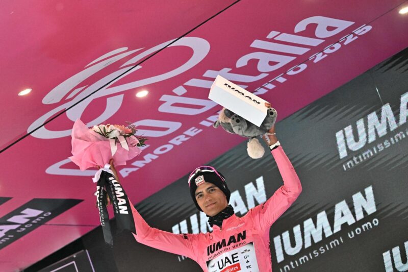 ¡México con Isaac del Toro en la cima del Giro de Italia! Isaac Del Toro, en el podio del Giro de Italia tras la etapa de este jueves. EFE/EPA/LUCA ZENNARO