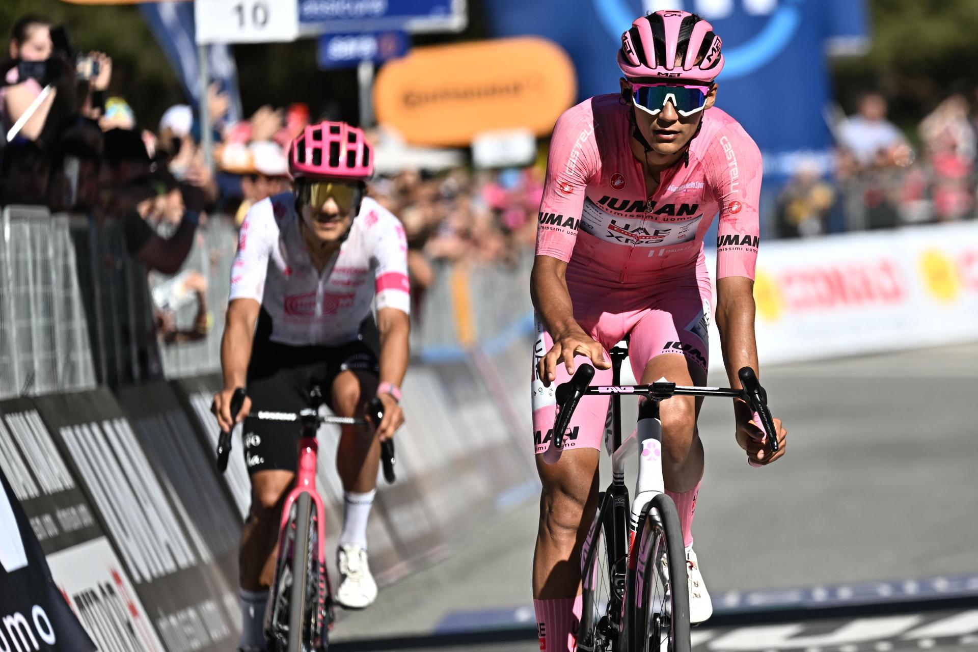 Simon Yates conquista Roma, pero el Giro también fue mexicano El ciclista mexicano Isaac Del Toro (d), del UAE Team Emirates XRG, con el maillot rosa de líder de la general, y el ciclista ecuatoriano Richard Carapaz, del equipo Education - Easypost, reaccionan después de cruzar la línea de meta durante la 19ª etapa del Giro d'Italia en Champoluc (Italia). EFE/LUCA ZENNARO