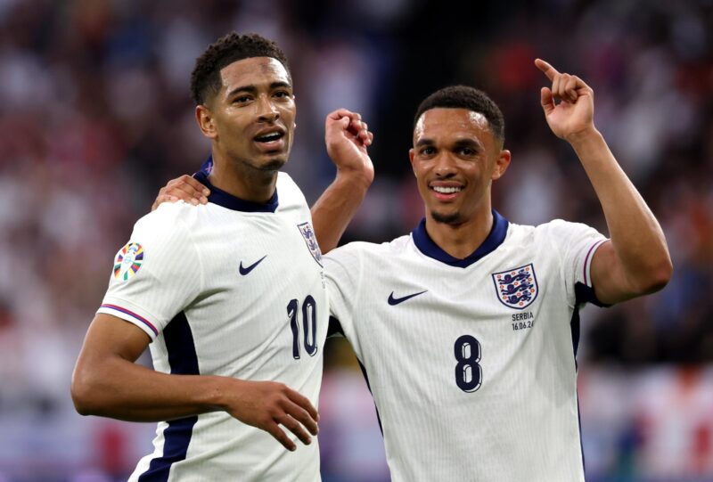 Jude Bellingham y Trent Alexander-Arnold celebran un gol con Inglaterra en un partido el 16 de junio de 2024. EFE/EPA/CHRISTOPHER NEUNDORF Eliminatorias UEFA