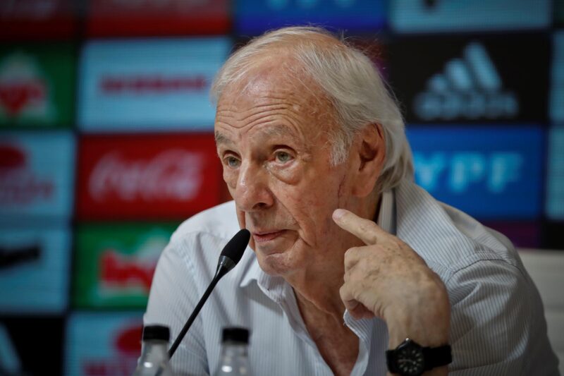 Fotografía de archivo del 25/01/2019 de Cesar Luis Menotti. EFE/Juan Ignacio Roncoroni