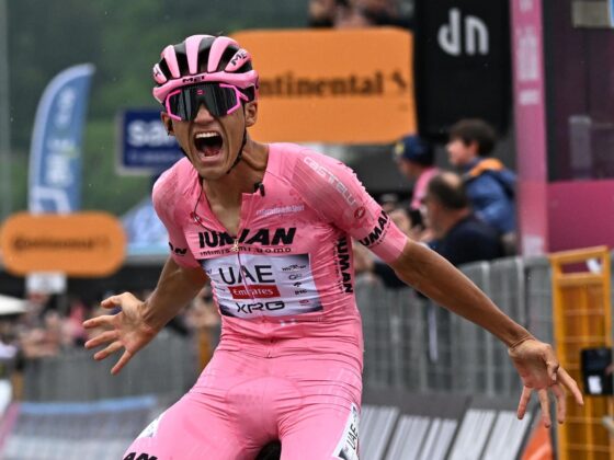 El mexicano Isaac del Toro (UAE) en la decimoséptima etapa del Giro de Italia disputada entre San Michele all’Adige y Bormio, de 155 km de recorrido. EFE/EPA/LUCA ZENNARO