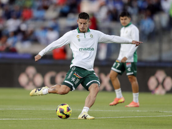 James Rodríguez de León realiza el calentamiento previo al partido por los cuartos de final del torneo Clausura 2025 de la Liga MX entre Cruz Azul y León, en el estadio Olímpico Universitario de Ciudad de México (México). EFE/ Isaac Esquivel