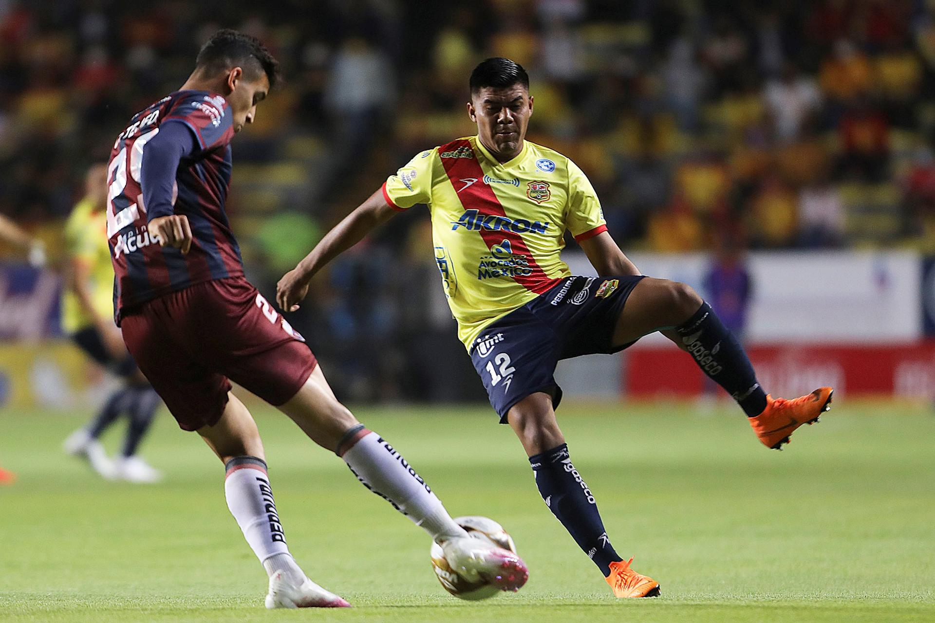 Tres deseos para el fútbol mexicano en el año 2026 Duilio Tejeda (i) del Atlante y Juan Vega (d) del Morelia, pelean por el balón durante un juego en el estadio Morelos, del estado de Michoacán (México). Fotografía de archivo. EFE/Ivan Villanueva