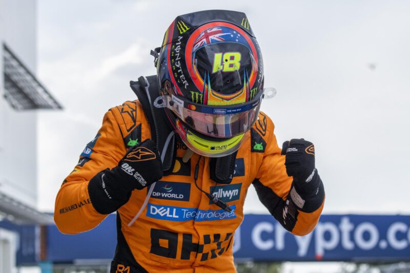 El piloto de McLaren Oscar Piastri, de Australia, celebra después de ganar el Gran Premio de Fórmula 1 de Miami. EFE/EPA/SHAWN THEW