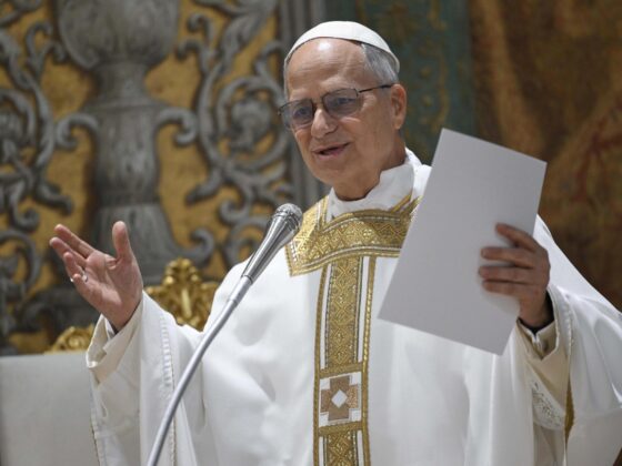 El papa León XIV durante la misa de este viernes en la Capilla Sixtina. Según su hermano John Prevost el sumo pontífice es fanático de los Medias Blancas de Chicago, equipo de béisbol de las Grandes Ligas. EFE/EPA/VATICAN MEDIA HANDOUT HANDOUT EDITORIAL USE ONLY/NO SALES Chicago Cubs