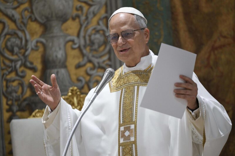 El papa León XIV durante la misa de este viernes en la Capilla Sixtina. Según su hermano John Prevost el sumo pontífice es fanático de los Medias Blancas de Chicago, equipo de béisbol de las Grandes Ligas. EFE/EPA/VATICAN MEDIA HANDOUT HANDOUT EDITORIAL USE ONLY/NO SALES Chicago Cubs