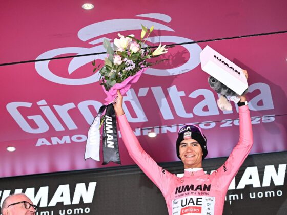 El corredor mexicano del UAE Team Emirates Isaac del Toro (D) en el podiio tras su llegada a la meta en segundo lugar durante la etapa de este viernes en el Giro de Italia, de 166 km entre Biella y Champoluc EFE/EPA/LUCA ZENNARO