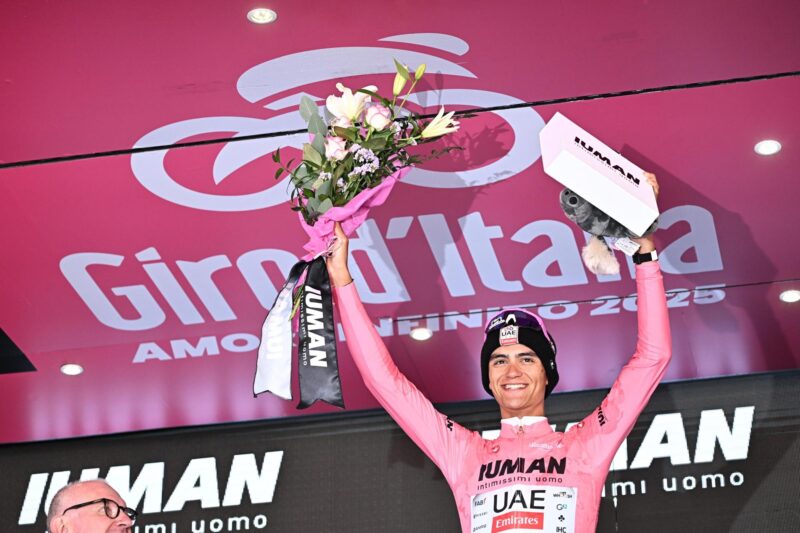 Isaac del Toro: El mexicano que rozó la gloria en el Giro de Italia El corredor mexicano del UAE Team Emirates Isaac del Toro (D) en el podiio tras su llegada a la meta en segundo lugar durante la etapa de este viernes en el Giro de Italia, de 166 km entre Biella y Champoluc EFE/EPA/LUCA ZENNARO