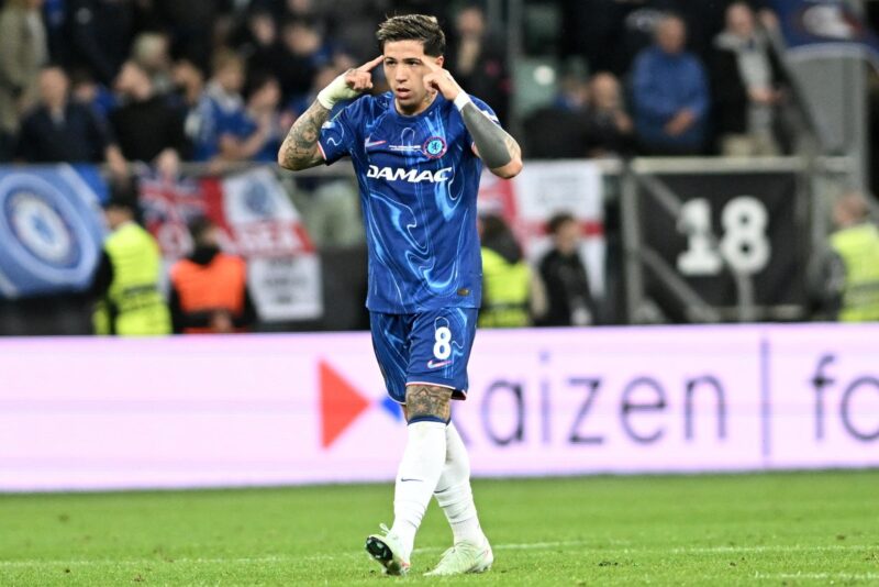 El Chelsea arrasa al Betis en el segundo tiempo y le arrebata el sueño El centrocampista argentino del Chelsea, Enzo Fernández (i), durante el encuentro correspondiente a la final de la Liga de Conferencia que disputan hoy miércoles Chelsea y Betis en el Tarczynski Arena de Breslávia. EFE/EPA/Jakub Kaczmarczyk