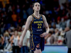 La escolta de las Indiana Fever, Caitlin Clark, camina por la cancha durante el partido de baloncesto de pretemporada de la WNBA entre su equipo y el Atlanta Dream en College Park, Georgia, EE.UU. EFE/EPA/ERIK S. LESSER