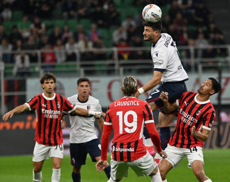 Orsolino golpea de cabeza ante Theo y Joao Félix. EFE/EPA/Daniel Dal Zennaro