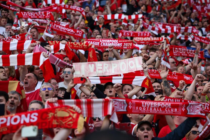 Aficionados del Liverpool ondean bufandas durante el partido de fútbol de la Premier League inglesa entre el Liverpool FC y el Tottenham Hotspur, en Liverpool, Gran Bretaña. EFE/EPA/ADAM VAUGHAN SOLO PARA USO EDITORIAL.