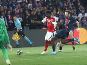 El extremo del Arsenal Bukayo Saka (I) en acción ante el defensa del PSG Willian Pacho (C) y el extremo Khvicha Kvaratskhelia, del PSG, durante el partido de vuelta de semifinales de la UEFA Champions League en París. EFE/EPA/MOHAMMED BADRA