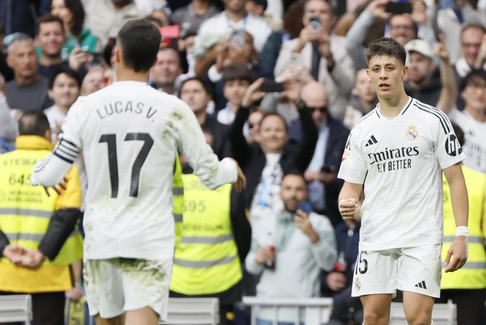 Real Madrid sufre, pero vence 3-2 al Celta con doblete de Mbappé El centrocampista turco del Real Madrid Arda Güler (d) celebra después de marcar el 1-0 durante el partido entre el Real Madrid y el Celta de Vigo en el estadio Santiago Bernabéu en Madrid este domingo. EFE/ Ballesteros