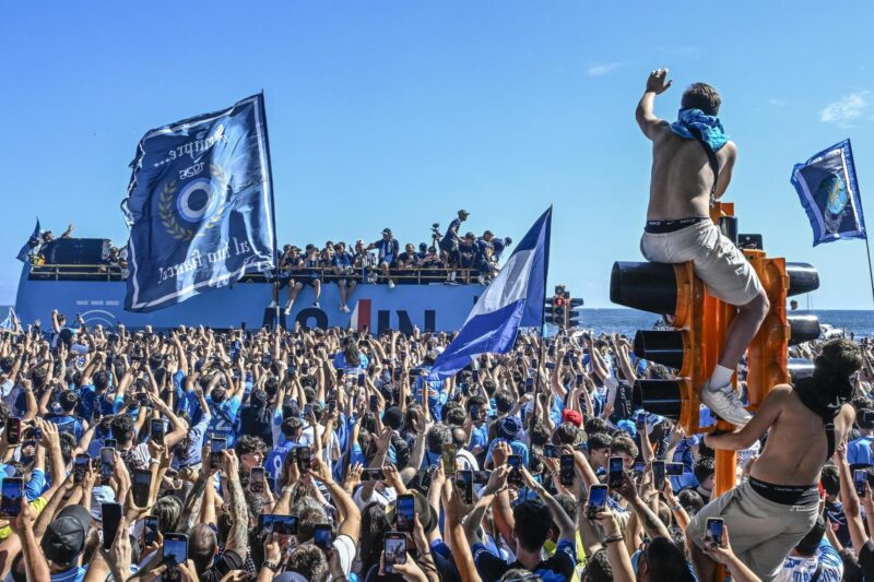El Nápoles cerró este lunes las celebraciones por la consecución del cuarto 'Scudetto' de su historia EFE/EPA/CIRO FUSCO