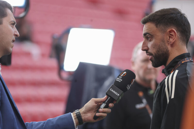 Bruno Fernandes: "Conquistar la Europa League nos daría muchas cosas" El centrocampista portugués del Manchester United Bruno Fernandes atiende a la prensa durante el reconocimiento del terreno de juego en la víspera de la final de la Liga Europa que van a disputar ante el Tottenham Hotspurs en el estadio de San Mamés. EFE/Luis Tejido