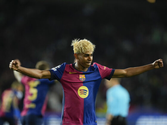 El delantero del FC Barcelona, Lamine Yamal, celebra el tercer gol del equipo blaugrana durante el encuentro correspondiente a la ida de las semifinales de la Liga de Campeones que disputan hoy miércoles FC Barcelona e Inter en el estadio Olímpico Lluis Company, en Barcelona. EFE / Alejandro García.