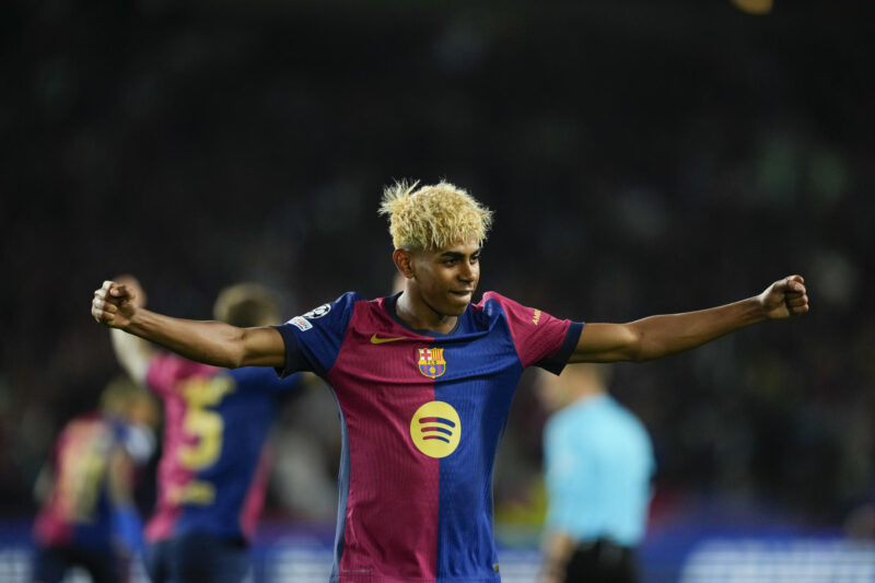 El delantero del FC Barcelona, Lamine Yamal, celebra el tercer gol del equipo blaugrana durante el encuentro correspondiente a la ida de las semifinales de la Liga de Campeones que disputan hoy miércoles FC Barcelona e Inter en el estadio Olímpico Lluis Company, en Barcelona. EFE / Alejandro García.