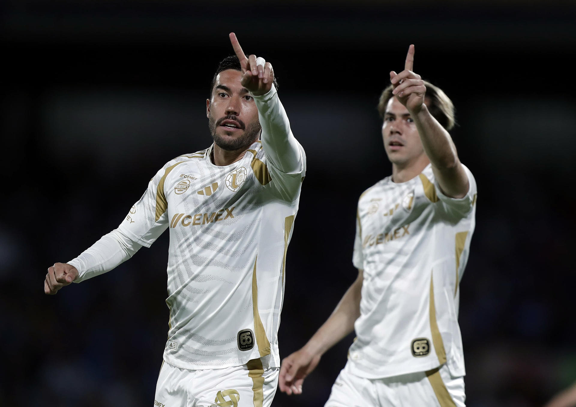Fútbol de Estufa: El Bicampeón se mueve, nuevas estrellas a la Liga MX Juan Pablo Vigón (i) y Francisco Córdova de Tigres reaccionan este jueves, en un partido de vuelta de la semifinal de la Copa Concacaf entre Cruz Azul y Tigres en el estadio Olímpico Universitario de Ciudad de México (México). EFE/ Isaac Esquivel