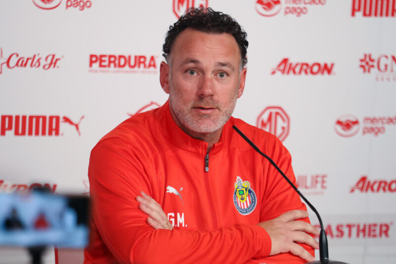 El argentino Gabriel Milito, habla durante su presentación como nuevo entrenador del Guadalajara este martes en la ciudad de Guadalajara, Jalisco (México). EFE/ Francisco Guasco