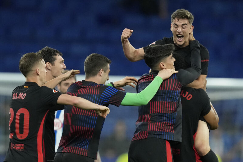 Los jugadores del FC Barcelona celebran la victoria al finalizar el encuentro correspondiente a la jornada 36 de LaLiga EA Sports que RCD Espanyol y FC Barcelona disputaron este jueves en el RCDE Stadium, en Cornellá de Llobregat, Barcelona. EFE/Enric Fontcuberta