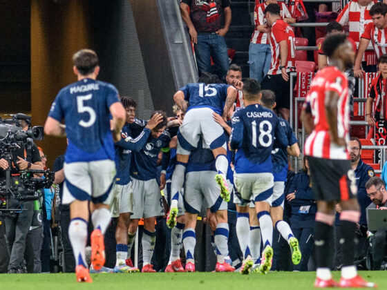 Los jugadores del Manchester United celebran el tercer gol de su equipo durante el partido de ida de las semifinales de la Liga Europa que Athletic Club y Manchester United disputan este jueves en el estadio de San Mamés, en Bilbao. EFE/Javier Zorrilla.