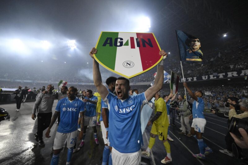 Los jugadores del Nápoles celebran el título de la liga italiana logrado este viernes. EFE/EPA/CIRO FUSCO Napoli