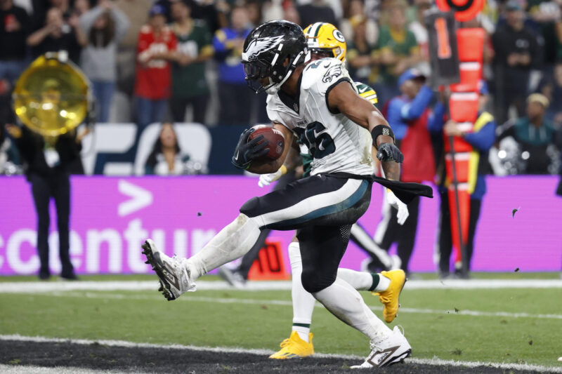 Los Picks del Monday Night: Philadelphia Eagles vs Green Bay Packers Saquon Barkley, de los Philadelphia Eagles, en una imagen de archivo en un un partido de la NFL entre Green Bay Packers y su equipo en el estadio Neo Química Arena en São Paulo (Brasil). EFE/ Sebastiao Moreira