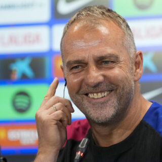 El entrenador del FC Barcelona, Hansi Flick, ofrece una rueda de prensa después del entrenamiento a puertas abiertas en la Ciutat Esportiva Joan Gamper en Sant Joan Despí (Barcelona). EFE/ Enric Fontcuberta